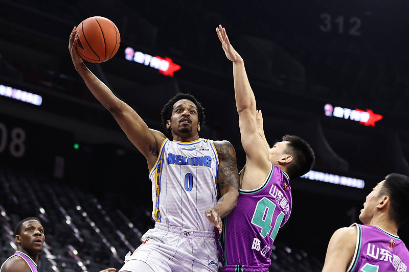  里程碑夜山东男篮扳平良机；法甲今晨刷纪录；悬念犹存；更衣室氛围转暖