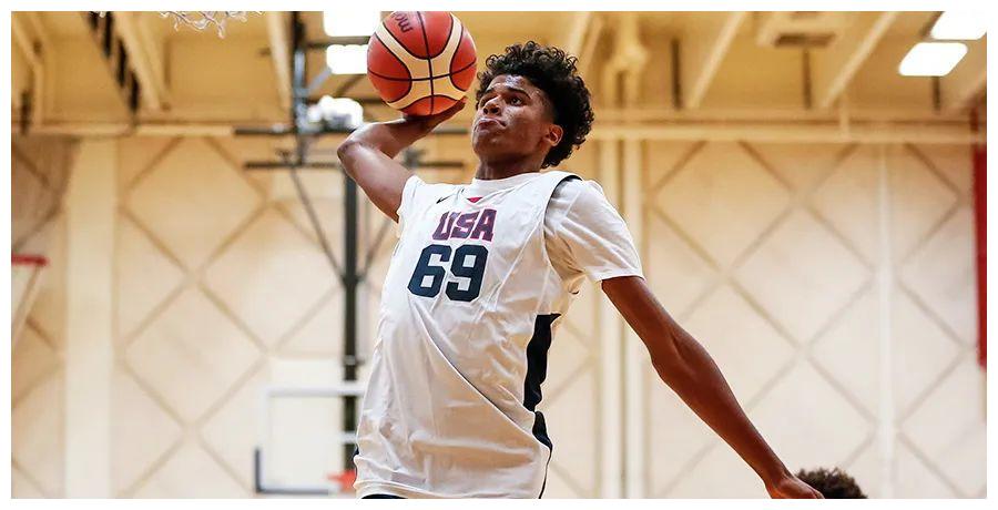 关于冲刺阶段巴黎圣日耳曼调整名单以备社区盾；主帅复盘环节打磨；信心回归；更衣室氛围转暖的信息