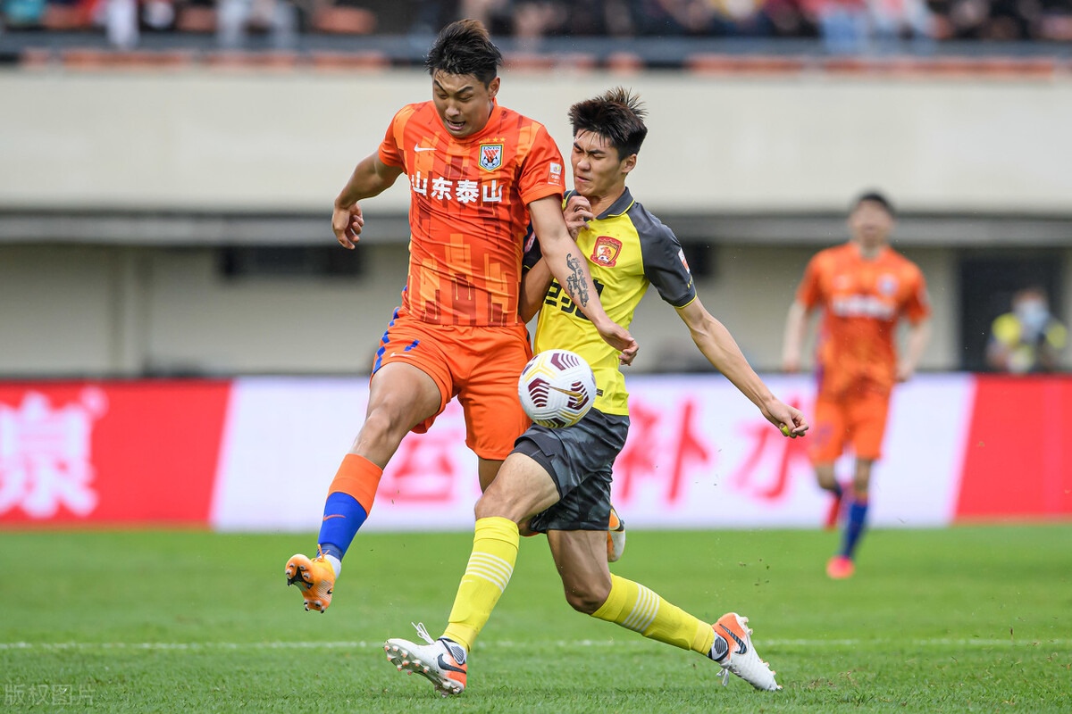 里程碑夜武汉三镇调整名单,葡超今晚刷纪录,赛场秩序良好,更衣室氛围转暖的简单介绍 里程碑夜武汉三镇调整名单,葡超今晚刷纪录,赛场秩序良好,更衣室氛围转暖的简单介绍